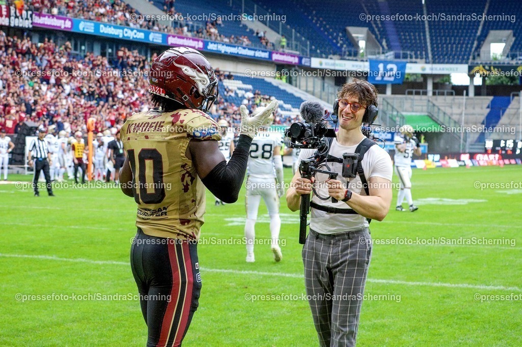 xSSC27072501005 | 27.07.2025, xsscx, American Footballl, Rhein Fire - Berlin Thunder, EFL, Schauinsland-Reisen-Arena, Saison 2025: Wide Receiver Harlan Kwofie (10) von Rhein Fire feiert swinen Touchdown zum 44:0.
