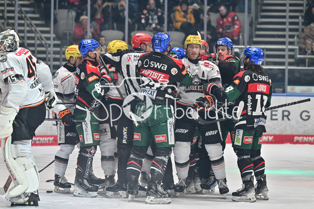 Augsburger Panther - Löwen Frankfurt  | Ein hitziges Duell zwischen Augsburg und Frankfurt / DEL: Augsburger Panther - Loewen Frankfurt, Curt Frenzel Stadion am 12.01.2025