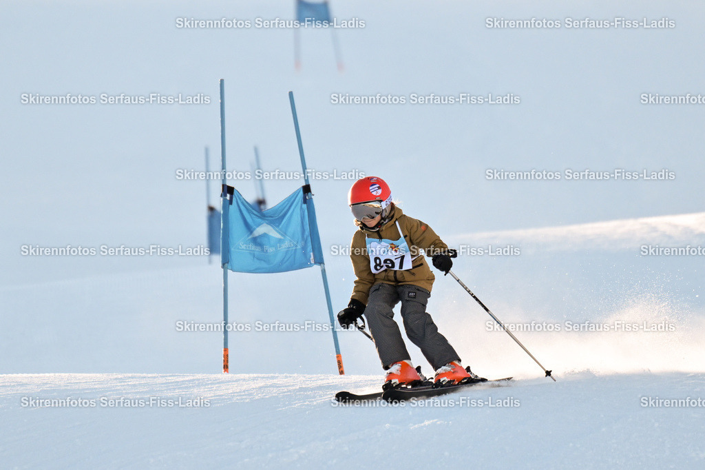 SRF_25.12.2025_0296 | Skirennfotos,Serfaus,Fiss,Ladis,Kinderskirennen,Winter,Tirol,Oberland,skirace,SFL,feelfree,weil wir's genießen,ski,Ski,skifahren,Sonnenplateau, - Realisiert mit Pictrs.com