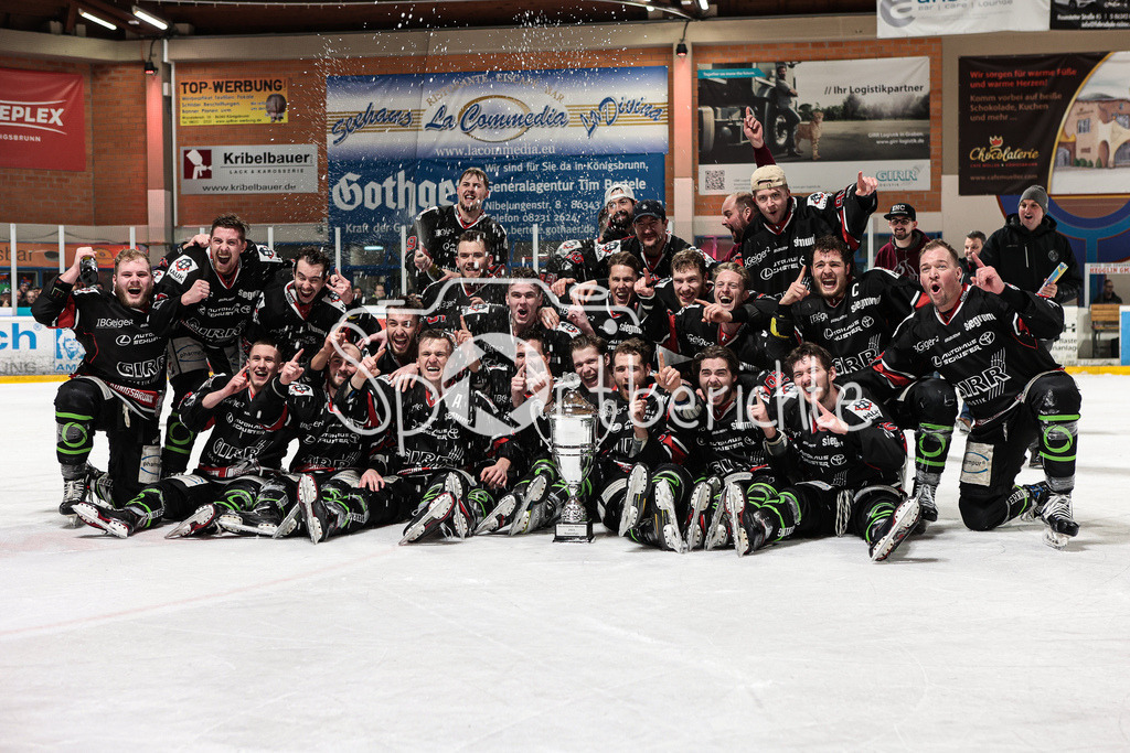 EHC Königsbrunn - TEV Miesbach | Grenzenloer Jubel beim EHC Koenigsbrunn nach dem Gewinn der Bayerliga Meisterschaft im Spiel 3 der Playoffserie gegen den TEV Miesbach / Jubel / Freude / Siegerfoto