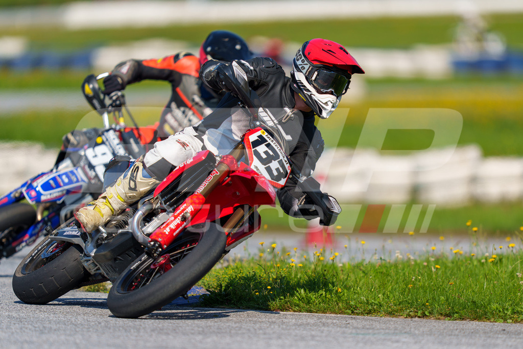 SuperMoto_Staatsmeisterschaft_Greinbach_272 | GRIPcapture steht für authentische Sportfotografie in Österreich – für Momente, die mehr sind als Geschwindigkeit oder Ergebnis. Es geht um Emotion, Spannung, Fokus und den Augenblick, der oft nur einen Wimpernschlag dauert.Ob Motorsport, Teamsport oder 
