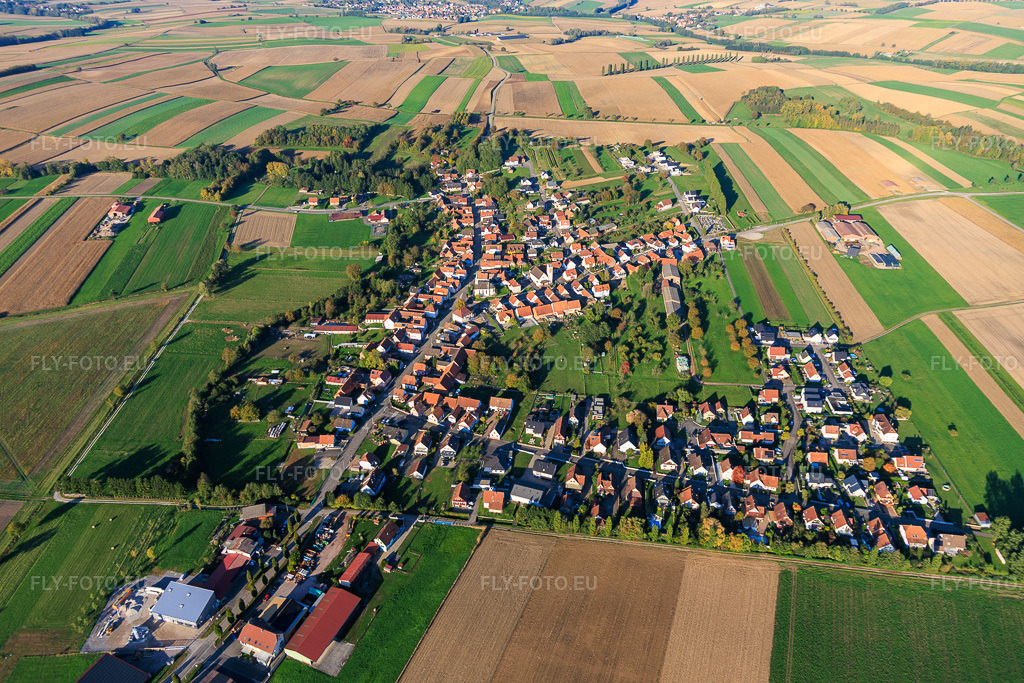 Vue aérienne: Vue de la ville depuis le sud-ouest à Buhl dans le département Bas Rhin, France. Photo: IMG_150155.jpg prise le 11/10/2025 par Werner Riehm/FLY-FOTO.euRésolution de l'original: 6000 x 4000 px