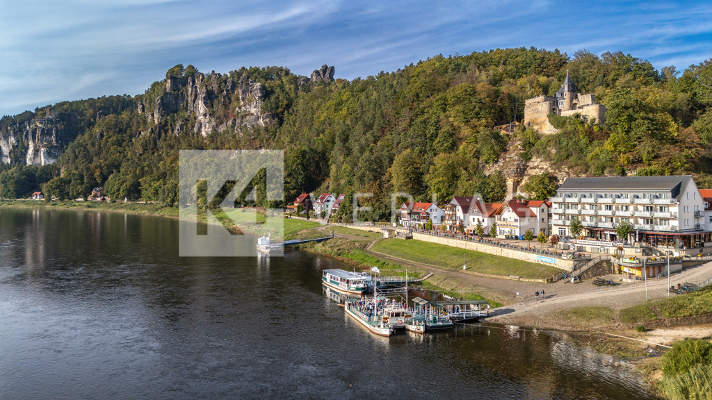 Wandbild-Panorama-Bastei-Rathen-Faehre-Luftbild-DJI_20231018153837_0002 | Die Gierseilfähre im Kurort Rathen verbindet die beiden Ortsteile Ober- und Niederrathen - Realisiert mit Pictrs.com