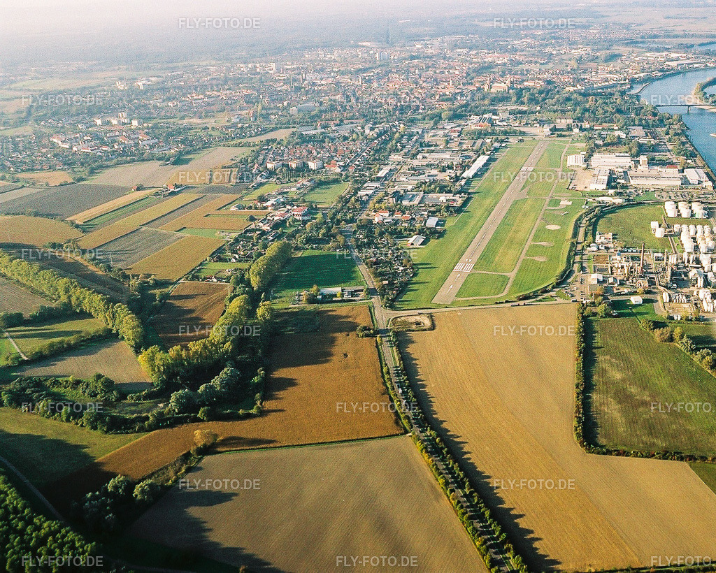 Speyerer Flugplatz von Süden | Luftbild: Speyerer Flugplatz von Süden in Speyer im Bundesland Rheinland-Pfalz in Deutschland. Foto: NEG564425.jpg vom 18.10.2005 durch Werner Riehm/FLY-FOTO.de - Realisiert mit Pictrs.com