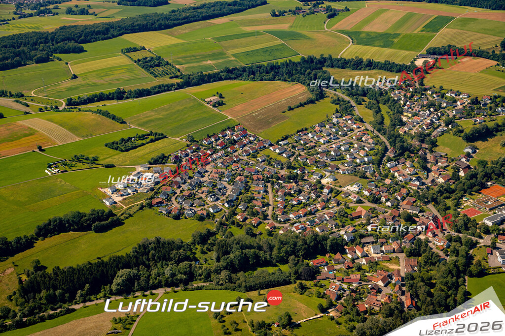 Das Luftbild zeigt :  Heuchlingen - Die Luftaufnahme wurde 2024 vom UL-Flugzeug aus erstellt ( keine Drohne ) - Hochauflösende Luftaufnahme - Für grossformatige Ausdrucke geeignet. Die Geschenkidee !Mit Lizenz und Bildrechte bestellbar