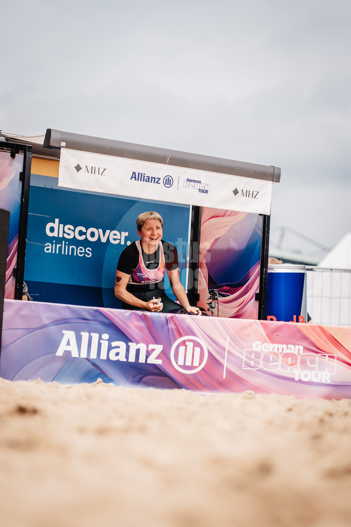 Beachvolleyball | Frauen | Allianz German Beach Tour 2025 | Tourstop Hamburg | 01.06.2025 | Melanie Gernert vor dem Einlauf in die Arena