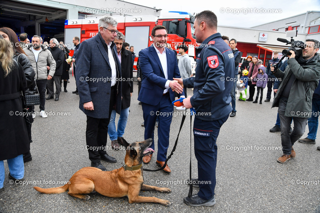 Feuerwehr Traun_ Empfang Rettungshunde Erdbebeneinsatz Türkei_ 17.02.2023-24 | 17.02.2023, Traun, AUT, Feuerwehr Traun, Empfang Rettungshunde Erdbebeneinsatz Tuerkei, im Bild Gerald Schmidberger mit Action werden herzlich empfangen, Karl-Heinz Koll (Bgm. der Stadt Traun)