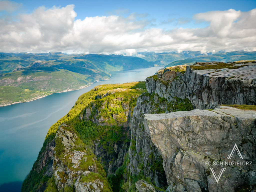 Fotografie_Leo_Schindzielorz_NO_Sommer_Skomakarnibba_20220808_DJI_0273_org | Atmosphärische Landschaftsbilder & Drohnenaufnahmen aus dem Allgäu, Tirol, Südtirol & der Schweiz – ideal für Leinwanddrucke & zur stilvollen Raumgestaltung. - Realisiert mit Pictrs.com