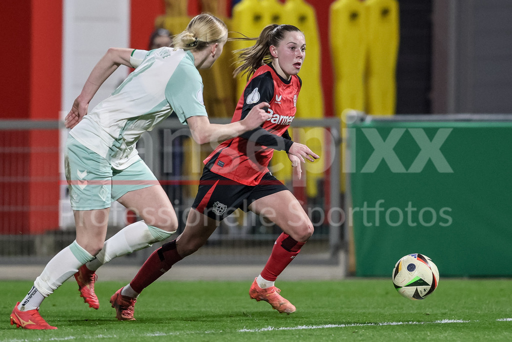 Fussball, DFB-Pokal Frauen, Bayer 04 Leverkusen - SV Werder Bremen | v.li.: Lina Hausicke (SV Werder Bremen, 18) und Janou Levels (Bayer 04 Leverkusen, 5) im Zweikampf, Duell, Dynamik, Aktion, Action, Spielszene, DIE DFB-RICHTLINIEN UNTERSAGEN JEGLICHE NUTZUNG VON FOTOS ALS SEQUENZBILDER UND/ODER VIDEOÄHNLICHE FOTOSTRECKEN. DFB REGULATIONS PROHIBIT ANY USE OF PHOTOGRAPHS AS IMAGE SEQUENCES AND/OR QUASI-VIDEO.