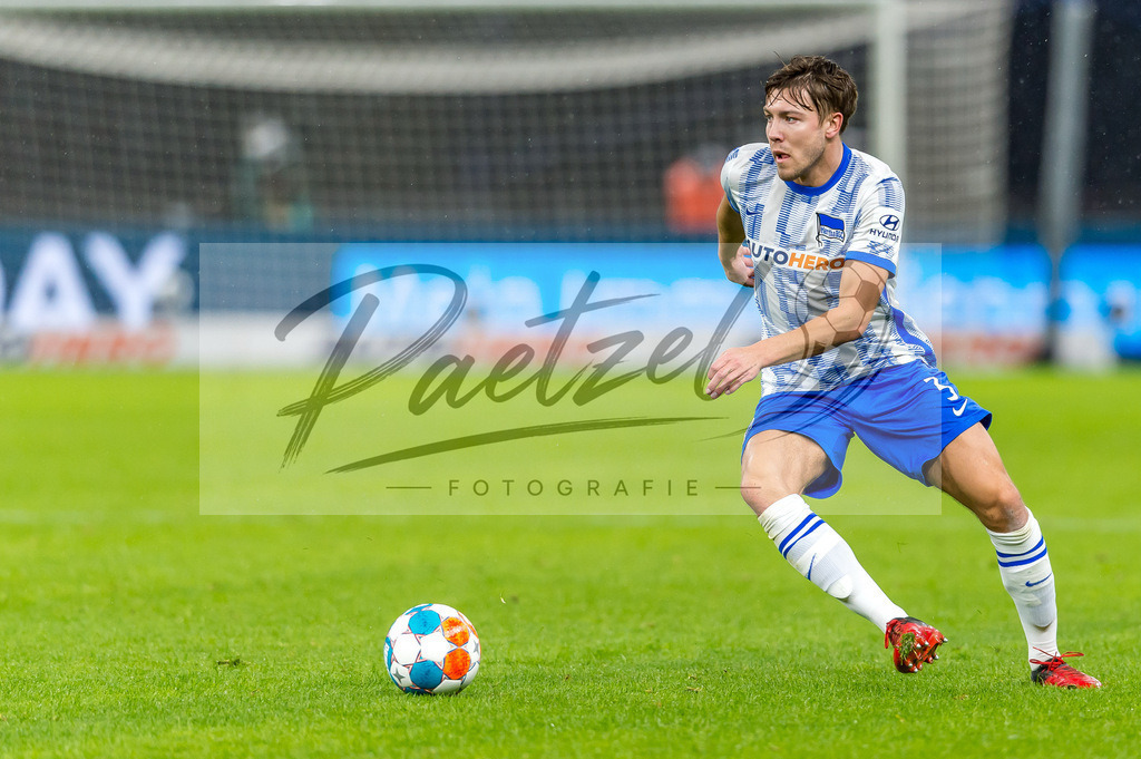 BSCRBL20220220_155 | Fussball, Herren: Fredrik Andre Bjoerkan (Hertha BSC) in Aktion, am Ball, Einzelaktion bei dem Spiel der 1. Bundesliga zwischen Hertha BSC und RB Leipzig im Olypiastadion am 20.02.2022 in Berlin, Deutschland.DFB / DFL REGULATIONS PROHIBIT ANY USE OF PHOTOGRAPHS AS IMAGE SEQUENCES AND/OR QUASI-VIDEO. - Realisiert mit Pictrs.com