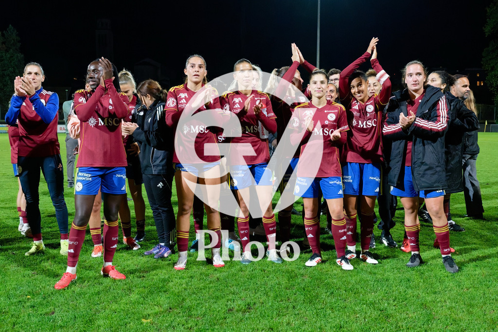 DZ9_5395_c | Switzerland: AXA Womens Super League 2025/26, Servette FC Chenois Feminin vs FC Aarau Frauen - Stade des Trois-Chene, Chene-Bourge: Servette FC Chenois Feminin thanks the fans