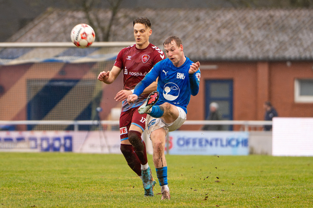 Fußball I Herren I Saison 2025-2026 I Regionalliga Nord I 23. Spieltag I TuS Blau-Weiß Lohne - SC Weiche Flensburg 08 I 0050 | Rene Guder (17, SC Weiche Flensburg 08) und Leonard Bredol (19, TuS BW Lohne) - Realisiert mit Pictrs.com