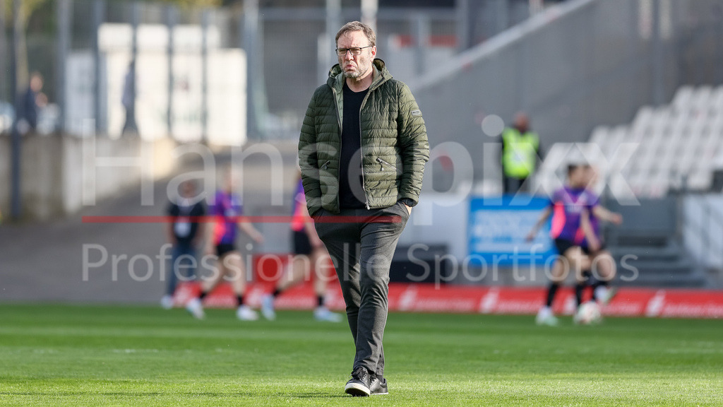 Fussball, Google Pixel Frauen-Bundesliga, SGS Essen - SV Werder Bremen | v.li.: Thomas Horsch (Trainer, Cheftrainer, SV Werder Bremen), DIE DFB-RICHTLINIEN UNTERSAGEN JEGLICHE NUTZUNG VON FOTOS ALS SEQUENZBILDER UND/ODER VIDEOÄHNLICHE FOTOSTRECKEN. DFB REGULATIONS PROHIBIT ANY USE OF PHOTOGRAPHS AS IMAGE SEQUENCES AND/OR QUASI-VIDEO.
