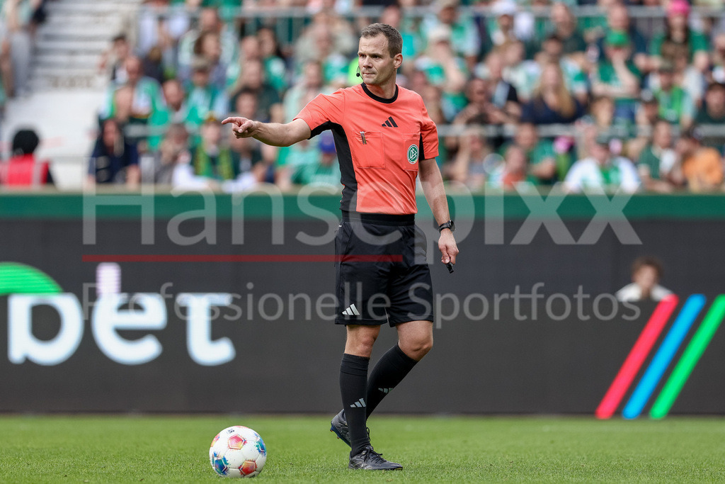 Fussball, Bundesliga, SV Werder Bremen - Bayer 04 Leverkusen | Schiedsrichter Dr. Robin Braun gibt Anweisungen, gestikuliert, mit den Armen gestikulieren, DIE DFL-RICHTLINIEN UNTERSAGEN JEGLICHE NUTZUNG VON FOTOS ALS SEQUENZBILDER UND/ODER VIDEOÄHNLICHE FOTOSTRECKEN. DFL REGULATIONS PROHIBIT ANY USE OF PHOTOGRAPHS AS IMAGE SEQUENCES AND/OR QUASI-VIDEO.