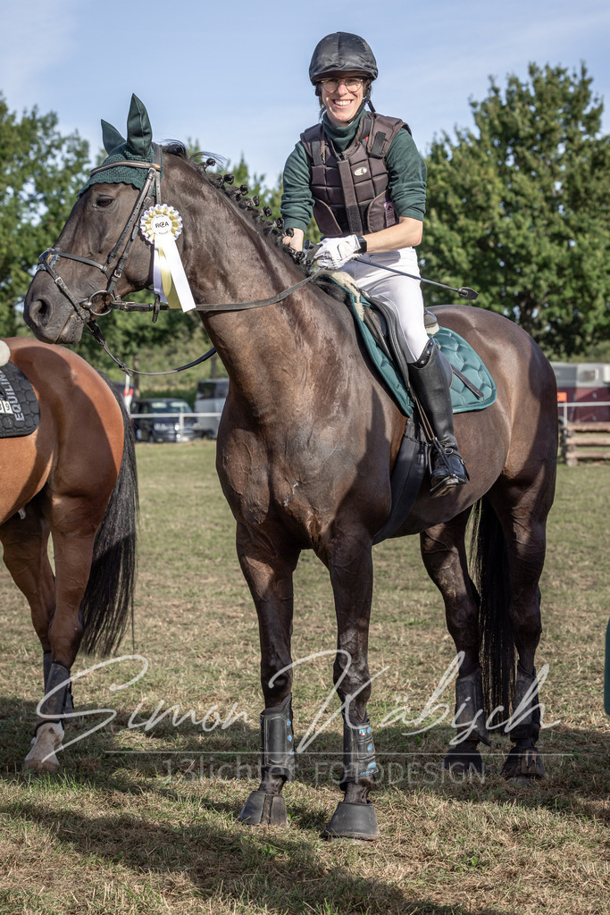 20250907-_3LI8974 | Tierfotografie Pferde, Hunde, Katzen, Haustiere.
Turnierfotografie Reitturniere, Reiten, Springreiten, Dressur in Hanau, dem Main-Kinzig-Kreis und dem Rhein-Main- Gebiet um Frankfurt