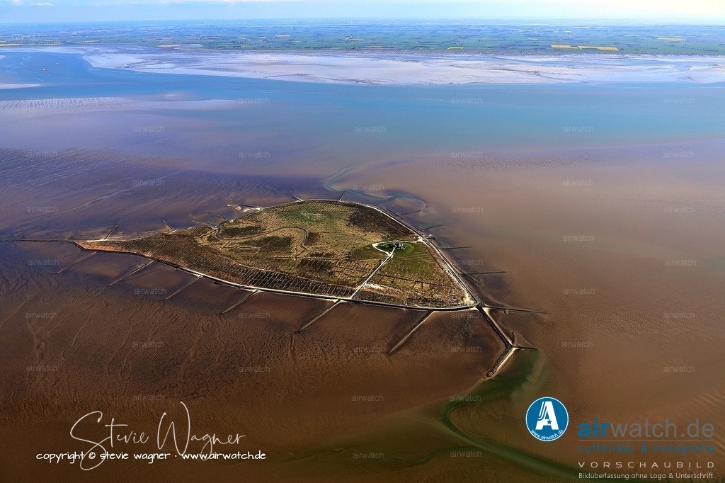 Geschichte der Hallig Südfall im Detail - Luftbild | Zur selben Zeit versank in unmittelbarer Nähe der sagenumwobene Handelsort Rungholt – ein florierender Hanseort mit Zisternen, Brunnen, Warften und einer romanischen Kirche, dessen Salz bis nach Schweden und Flandern gehandelt wurde. Der Ort hatte schätzungsweise 1.500–2.000 Einwohner.
