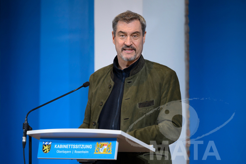 _DW04784 | Bayerns Ministerpräsident Markus Söder (CSU) bei einer Pressekonferenz im Lokschuppen. Rosenheim, 02.12.2025 Bayern Deutschland - Realisiert mit Pictrs.com