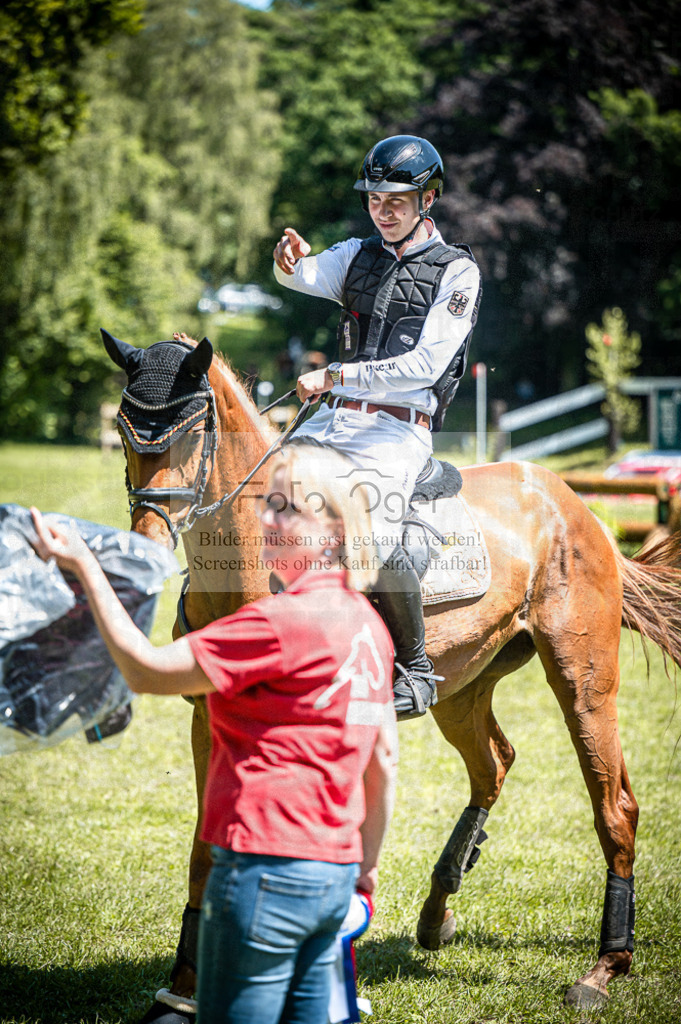 _DZ62057 | Entdecke hochwertige Reitturnierfotos von Foto Oger. Professionell, emotional und authentisch – jetzt Lieblingsmomente im Shop bestellen.Deutschlandweite Turnierfotografie. - Realisiert mit Pictrs.com