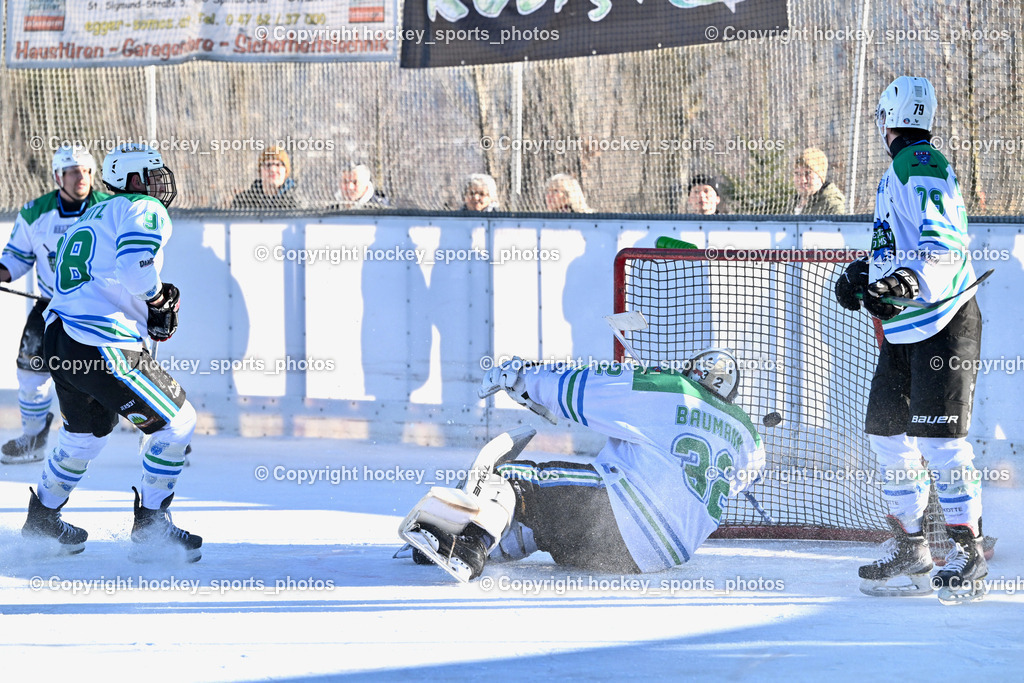 EC Tigers Paternion vs. EC FELD AM SEE/DSG LEDENITZEN | #98 Tschuitz Dominik EC FELD AM SEE Ledenitzen, #32 Baumann Rene EC FELD AM SEE Ledenitzen, #79 Bobnar Marco EC FELD AM SEE Ledenitzen, EC Tigers Paternion vs. EC FELD AM SEE/DSG LEDENITZEN, EC Tigers Paternion vs. EC FELD AM SEE/DSG LEDENITZEN am 04.01.2026 in Paternion (Eislaufplatz Paternion), Austria, (Photo by Bernd Stefan)