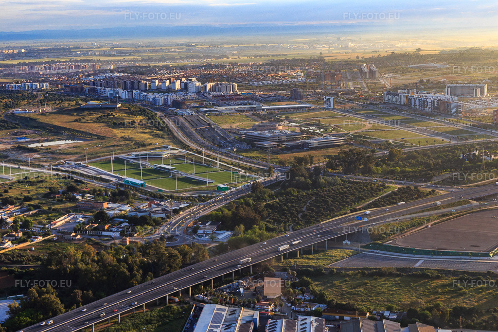 Vue aérienne: Stades sportifs Ciudad Deportiva Rafael Gordillo • Real Betis Balompié et Research et Universidad Loyola (Campus Sevilla) des deux côtés de l'Av. des universités à Dos Hermanas dans le département Séville, Espagne. Photo: IMG_145691.jpg prise le 22/04/2025 par Werner Riehm/FLY-FOTO.euRésolution de l'original: 5472 x 3648 pxWWW.ULOYOLA.ES