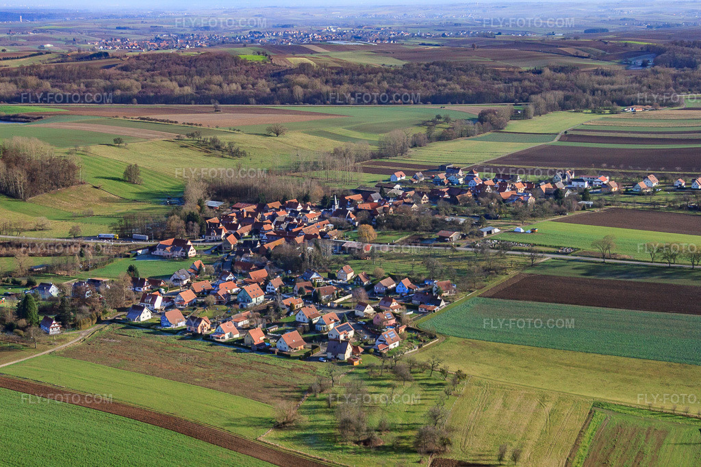 Aerial view: View of the town from the northwest in Ingolsheim in the state Bas-Rhin, France. – Photo: IMG_48462.jpg taken on 12/11/2011 by Werner Riehm/FLY-FOTO.com – Resolution of the original: 4752 x 3168 px