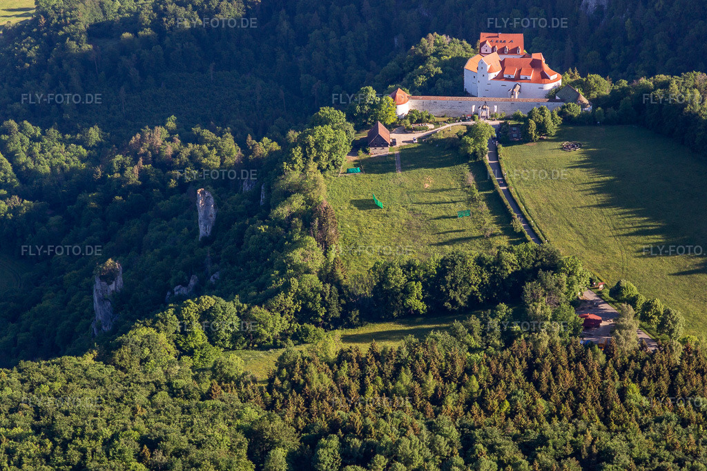 Luftbild: Schloss Bronnen in Fridingen an der Donau im Bundesland Baden-Württemberg in Deutschland. Foto: IMG_132186.jpg vom 27.05.2022 durch Werner Riehm/FLY-FOTO.de