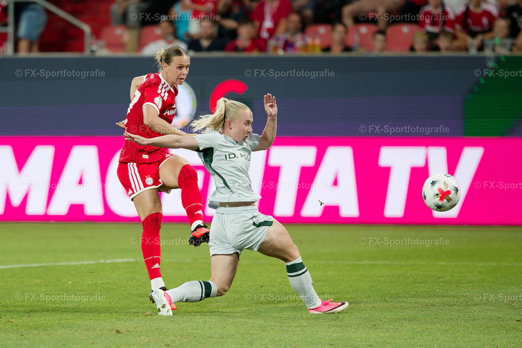 Supercup-Frauen-Bayern-Muenchen-vs-VfL-Wolfsburg 051 | Sportfotos und Eventgalerien von FX-Sportfotografie. Bilder von Fußball, Vereinsveranstaltungen und Events direkt ansehen und als Download bestellen. - Realisiert mit Pictrs.com