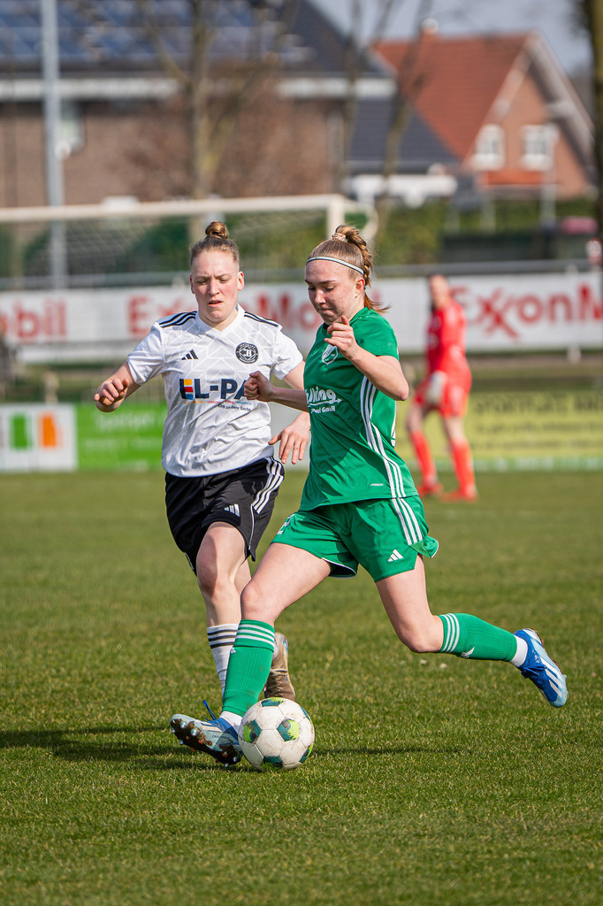 Fußball I Frauen I Saison 2025-2026 I Oberliga Niedersachsen I 15. Spieltag I TuS Lutten - FC Jesteburg-Bendestorf I 6550 | jns.sportfotos - Realisiert mit Pictrs.com