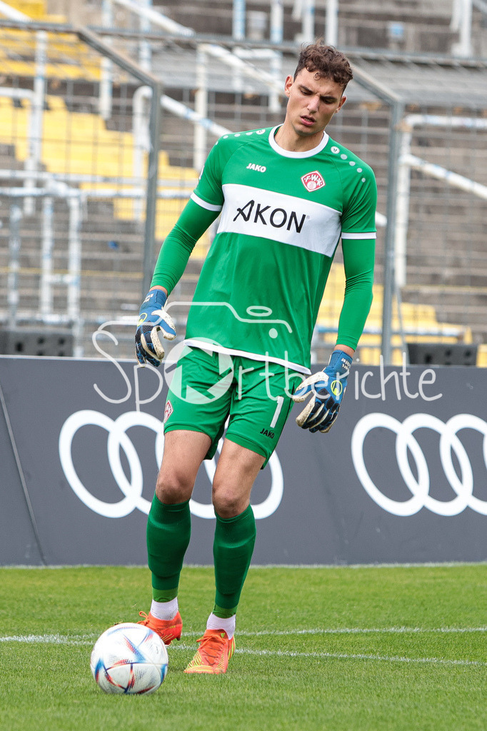FC Bayern Amateure - FC Wuerzburger Kickers | Kickers Keeper Marc Richter (FWK #1) am Ball