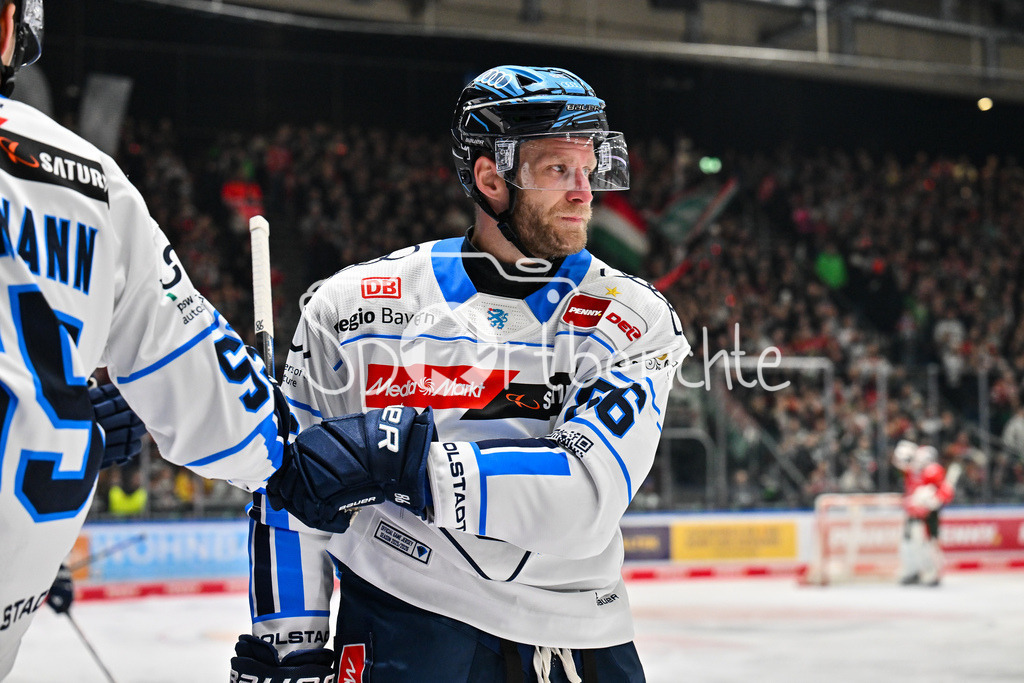 Augsburger Panther - ERC Ingolstadt | AUGSBURG, GERMANY - 12. DECEMBER: Jubel der Gäste nach dem Treffer zum 2-2 Ausgleich druch Daniel PIETTA (ERC Ingolstadt 86) / Tor / Torschuetze / Freude / Happy während dem Match zwischen den Augsburger Panthern und dem ERC Ingolstadt am 27. Spieltag der Penny DEL im Curt Frenzel Stadion