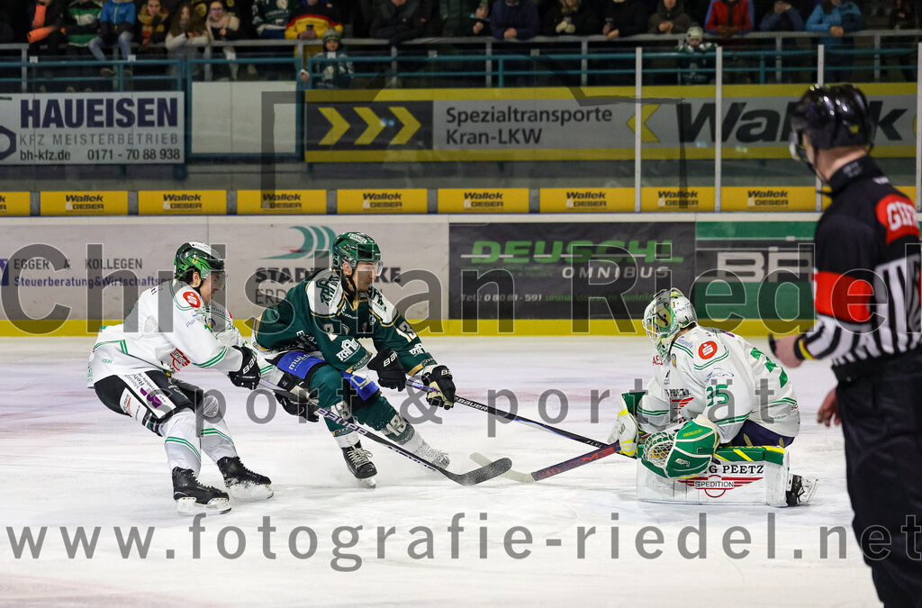 2026-01-02_020_TSV_Erding_gegen_Hoechstadt_Alligators | Erding, Deutschland, 02.01.2026:Eishockey, Oberliga Süd 2025 / 2026, 33. Spieltag, TSV Erding gegen Höchstadt Alligators, Endergebnis: 2:1Björn Salhi (Erding Gladiators, #13), Torwart Luca Ganz (Höchstadt Alligators, #35)Foto: Christian Riedel / fotografie-riedel.net