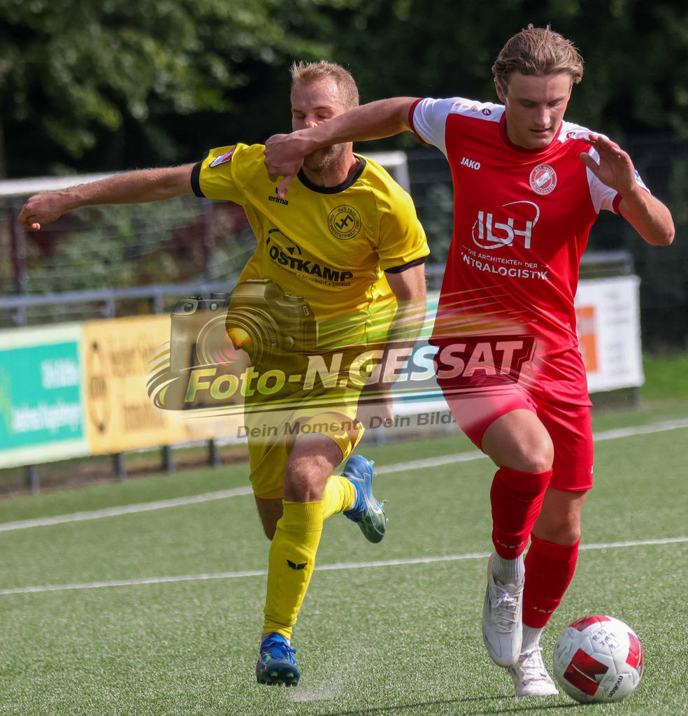 FC RW Kirchlengern - SuS Bad Westernkotten | Auf dem Bild zu sehen: Rot FC RW Kirchlengern: Alessio Zschieschang ; gelb SuS Bad Westernkotten: Jan Penner FC RW Kirchlengern, SuS Bad Westernkotten, Saison 26/27, Westfalenliga, Kirchlengern, Deutschland - Realisiert mit Pictrs.com