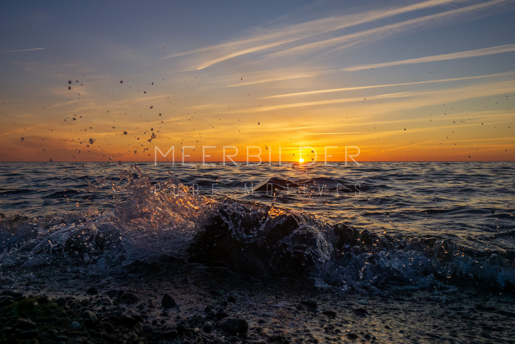 Fotoserie: Sunset & Splash // Sonnenuntergang am Meer | Auf meinen vielen Küstentrips habe ich immer wieder die unvergleichliche Schönheit der Abenddämmerung erlebt. In dieser neuen Serie widme ich mich dem Zusammenspiel von Licht, Wasser und Emotionen – perfekt eingefangen während des zauberhaften Moments kurz vor Einbruch der Dunkelheit. Genießen Sie die Vielfalt von Gischt und sanften Wellen, alles im Glanz der untergehenden Sonne.