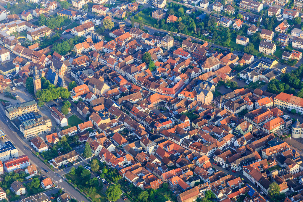 Luftbild: Marktstr in Bad Bergzabern im Bundesland Rheinland-Pfalz in Deutschland. Foto: IMG_107802.jpg vom 10.06.2018 durch Werner Riehm/FLY-FOTO.de