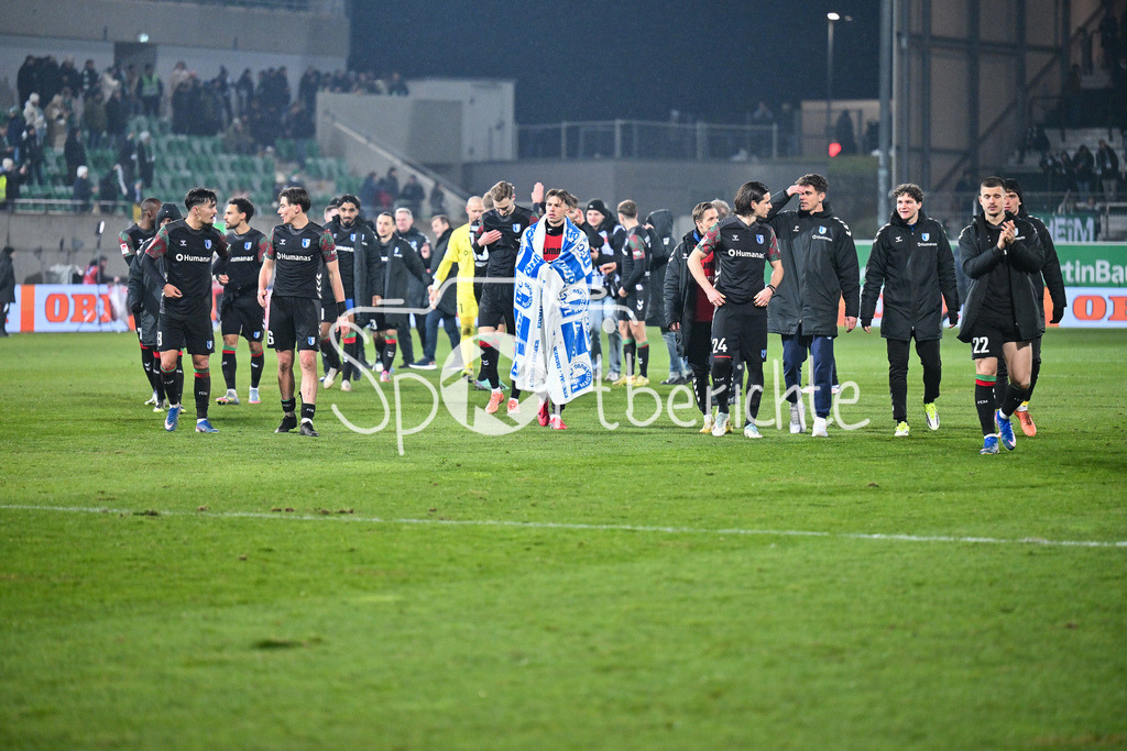 SpVgg Greuther Fürth - 1. FC Magdeburg | FUERTH, GERMANY - 06. FEBRUARY: Die Spieler der Gäste feiern zusammen mit den mitgereisten Fans den 4-5 Auswärtssieg in Fürth nach dem Match zwischen der SpVgg Greuther Fürth und dem 1. FC Magdeburg am 21. Spieltag der 2. Bundesliga im Sportpark Ronhof Thomas Sommer