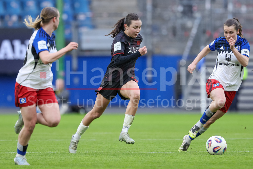 Fussball, Google Pixel Frauen-Bundesliga, Hamburger SV - Bayer 04 Leverkusen | v.li.: Loreen Bender (Bayer 04 Leverkusen, 19) und Pauline Machtens (Hamburger SV, HSV, 28) im Laufduell, Zweikampf, Duell, Dynamik, Aktion, Action, Spielszene, DIE DFB-RICHTLINIEN UNTERSAGEN JEGLICHE NUTZUNG VON FOTOS ALS SEQUENZBILDER UND/ODER VIDEOÄHNLICHE FOTOSTRECKEN. DFB REGULATIONS PROHIBIT ANY USE OF PHOTOGRAPHS AS IMAGE SEQUENCES AND/OR QUASI-VIDEO.