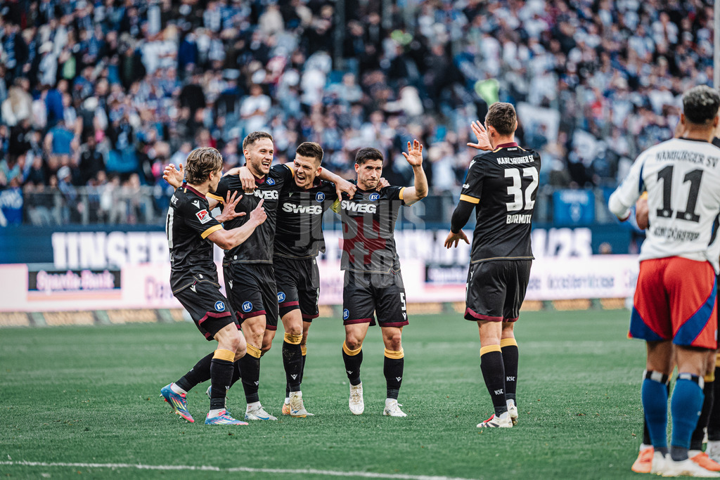 Fußball | Männer | Saison 2024/2025 | 2. Fußball-Bundesliga | 31. Spieltag | Hamburger SV vs. Karlsruher SC | 27.04.2025 | v.l. David Herold (#20, Karlsruher SC)  Christoph Kobald (#22, Karlsruher SC) Marvin Wanitzek (#10, Karlsruher SC) Robin Heußer (#5, Karlsruher SC)  und Robin Bormuth (#32, Karlsruher SC) jubeln nach dem Sieg