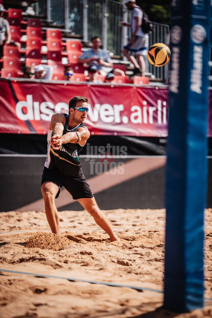 Beachvolleyball | Männer | Allianz German Beach Tour 2025 | Tourstop München | 12.07.2025 | Jannis Hopt nimmt den Ball an