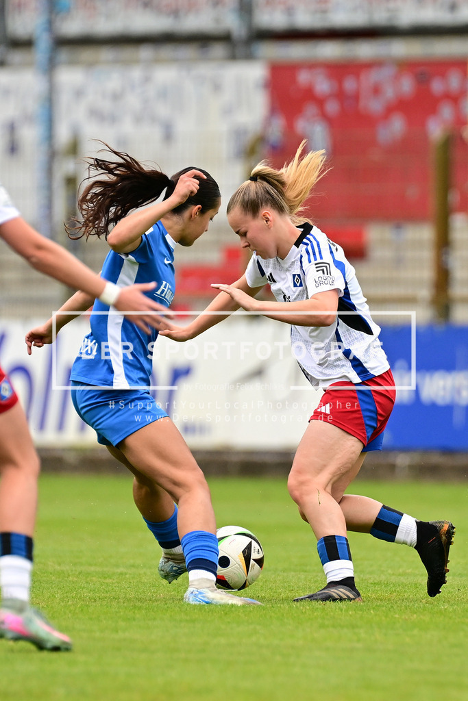 Fußball I Frauen I Saison 2024-2025 I 2. Bundesliga I 26. Spieltag I SV Meppen - Hamburger SV I 013406 | Marie Bleil (7, SV Meppen 1912 e.V.) Svea Stoldt (8, Hamburger SV) - Realized with Pictrs.com