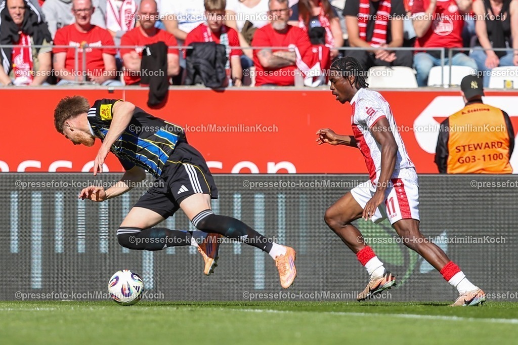 xKWIx26042601030 | 2026.04.26, xkwix, Fußball, 3.Liga, Rot-Weiss Essen - 1. FC Saarbrücken, Stadion an der Hafenstraße, 35.Spieltag, Saison 2025 / 2026: Joel Bichsel (1. FC Saarbrücken #27) im Zweikampf fliegend gegen Dickson Abiama (Rot-Weiss Essen #11) DFB regulations prohibit any use of photographs as image sequences and or quasi-video. Photo: xKamilxWilkowskixPressefotoKochx
