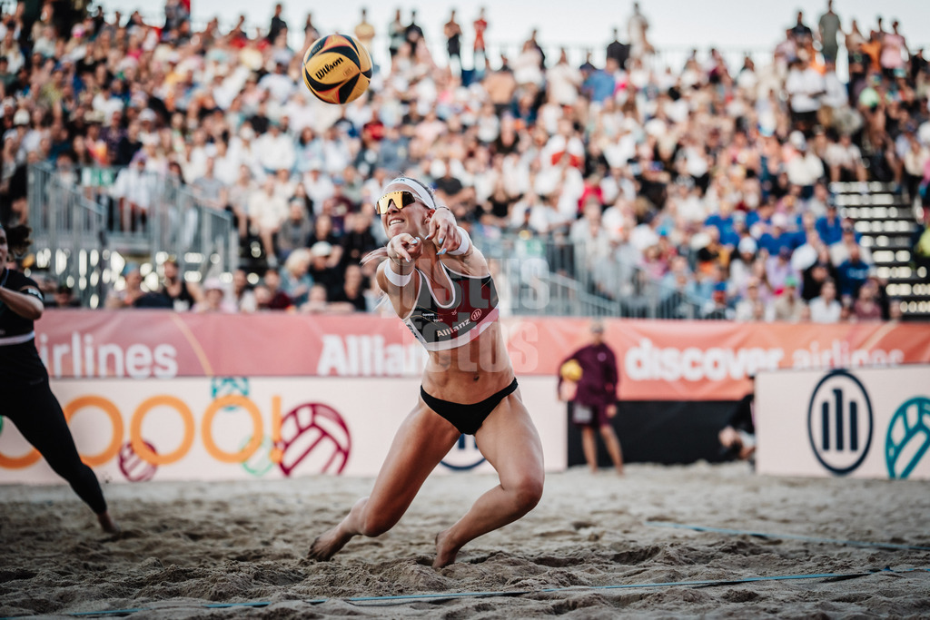 Beachvolleyball | Frauen | Deutsche Meisterschaften 2025 Timmendorfer Strand | 06.09.2025 | Sandra Ittlinger nimmt den Ball an