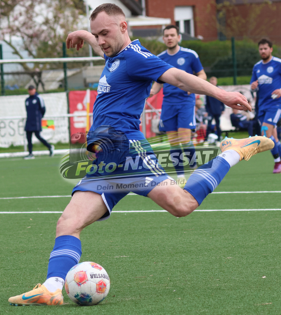 SV Enger-Westerenger - TSV Löhne | Auf dem Bild zu sehen: blau SV Enger-Westerenger: Marlon MeyerSV Enger-Westerenger, TSV Löhne, Saison 25/26, Kreisliga A, Enger, Deutschland - Realisiert mit Pictrs.com