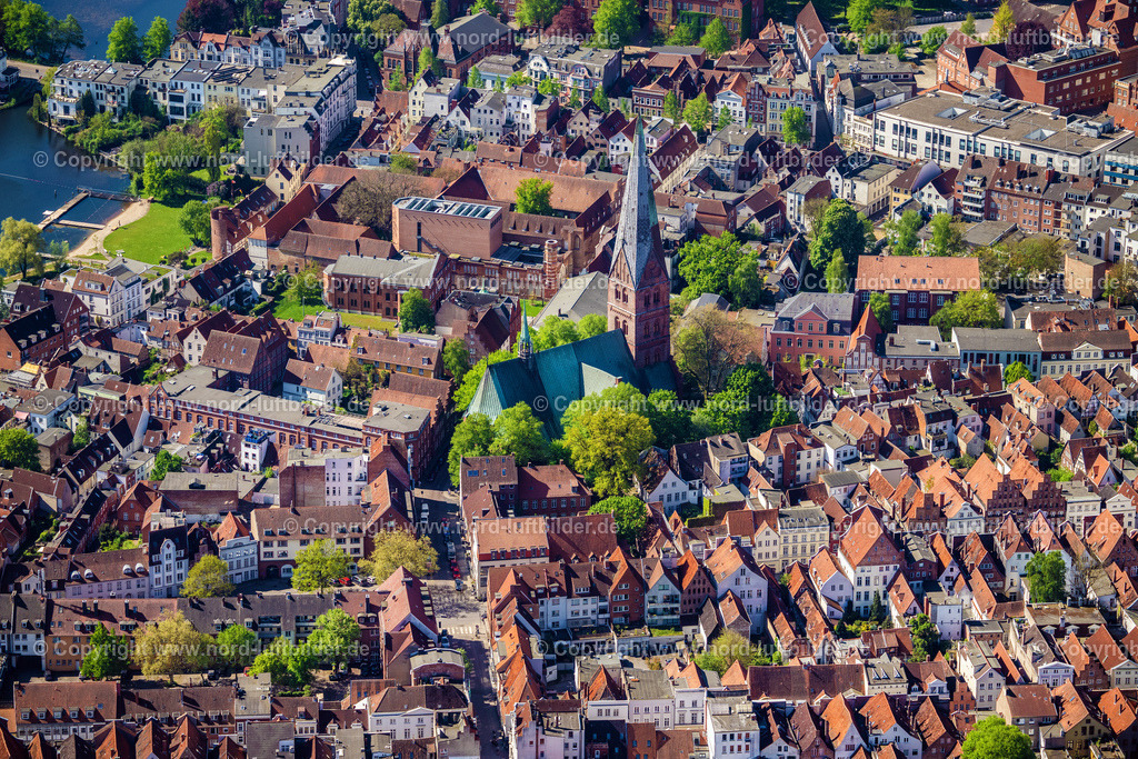 Lübeck_Holstentor_ELS_9878010524 | LüBECK 01.05.2024 Blick auf das Holstentor in der Innenstadt des Altstadt - Zentrums zwischen den Uferbereichen des Stadtgraben und der Trave am Holstentorplatz in Lübeck im Bundesland Schleswig-Holstein. Weiterführende Informationen bei: Hansestadt LÜBECK,  Holstentor-Gemeinschaftsschule Lübeck  der Hansestadt Lübeck,  Lübecker Nachrichten GmbH. // Holsten Gate in the city center of the old town - center of Luebeck in Schleswig-Holstein. Further information at: Hansestadt LUeBECK,  Holstentor-Gemeinschaftsschule Luebeck  der Hansestadt Luebeck,  Luebecker Nachrichten GmbH. Foto: Martin Elsen