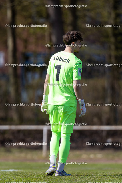 Fußball I Junioren I Saison 2025-2026 I DFB-Nachwuchsliga I 8. Spieltag I JFV Lübeck - 1. FC Magdeburg 15 | Louis Heinrich Siefert (1, JFV Lübeck) - Realisiert mit Pictrs.com