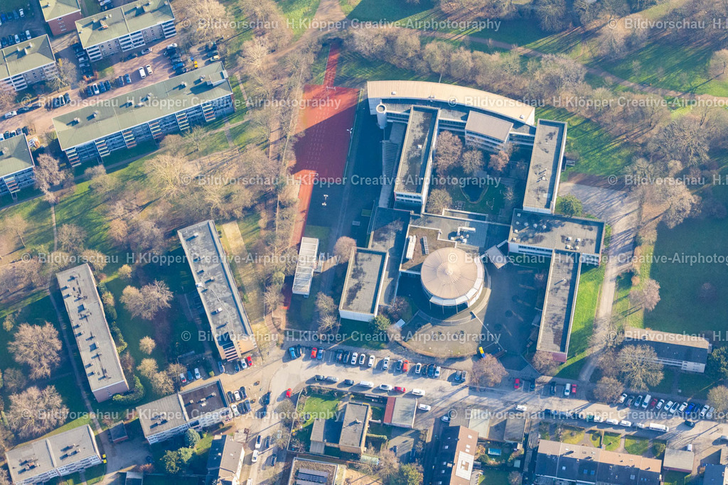 Luftbild Duisburg 439A8599 | LuftbildfotografieSenkrecht- Luftbild aus der Satelliten- Perspektive vom Gebäude der Schule " Lise-Meitner-Gesamtschule " an der Lessingstraße in Duisburg im Ruhrgebiet im Bundesland Nordrhein-Westfalen, Deutschland - Realisiert mit Pictrs.com