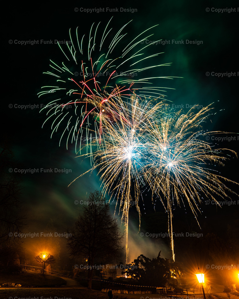 Silvester-Feuerwerk neben dem Casino Baden, Österreich | Entdecken Sie faszinierende Landschaftsbilder aus aller Welt. Von majestätischen Bergen bis zu wunderschönen Seen´n, meine Galerie bietet einzigartige Wandbilder, die jeden Raum bereichern. 