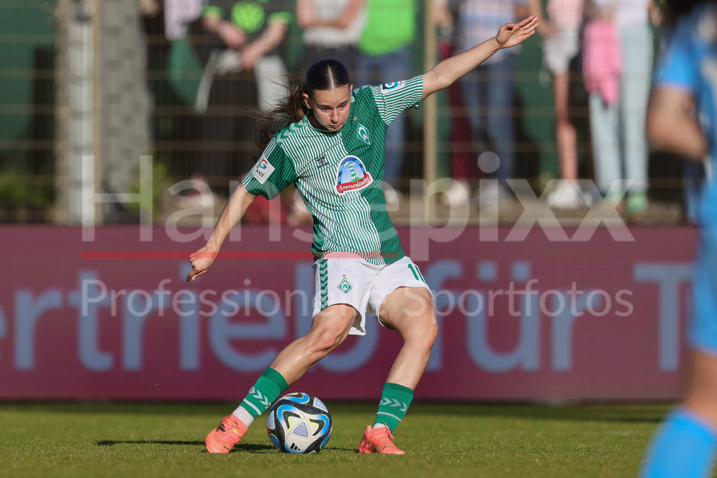 Fussball, Google Pixel Frauen-Bundesliga, SV Werder Bremen - VfL Wolfsburg | v.li.: Tuana Mahmoud (geb. Keles, SV Werder Bremen, 10) beim Torschuss, schießt auf das Tor, am Ball, Aktion, Action, Spielszene,, DIE DFB-RICHTLINIEN UNTERSAGEN JEGLICHE NUTZUNG VON FOTOS ALS SEQUENZBILDER UND/ODER VIDEOÄHNLICHE FOTOSTRECKEN. DFB REGULATIONS PROHIBIT ANY USE OF PHOTOGRAPHS AS IMAGE SEQUENCES AND/OR QUASI-VIDEO.