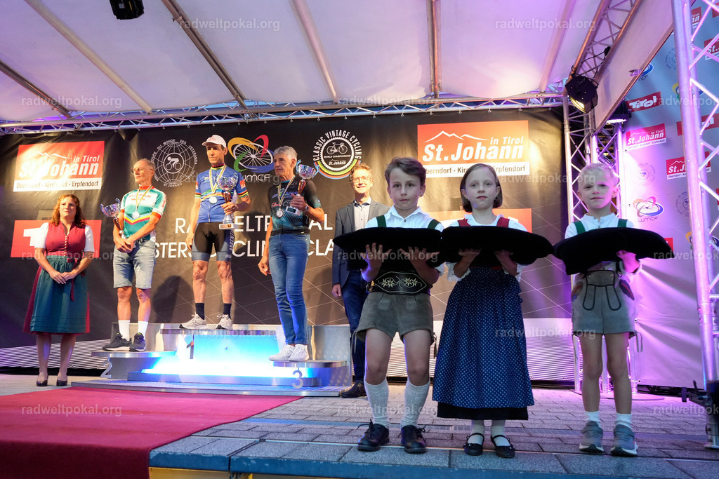 1273_20230817_Bewerb_Maenner_Muehlanger | AUT - OESTERREICH, 2023-08-16: SPORT RENNRAD-FAHREN - 55. INTERNATIONALER RADWELTPOKAL IN ST. JOHANN IN TIROL  - Vintage-Radrennen mit WM-Bronze-Medaillen-Siegerin Christina Schweinberger, den Teilnehmer und Alexander Baumann (vom Orginastions-Team) - TAG 2 BEWERB MAENNER IN SECHS GRUPPEN  ; Foto: Roland Muehlanger