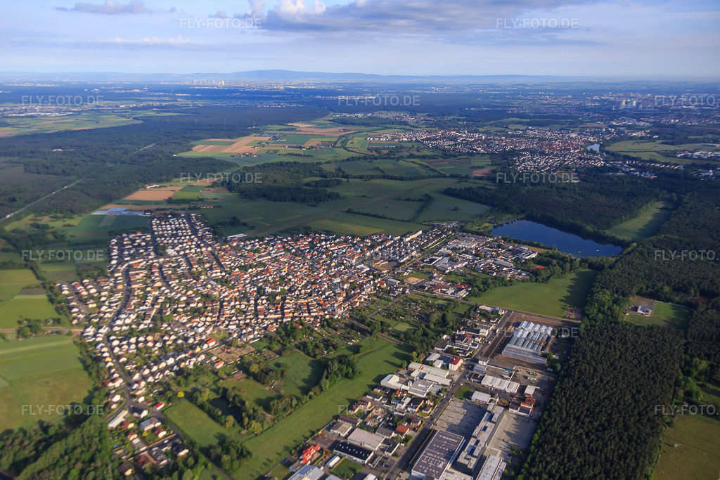 Luftbild: Dorfübersicht aus Südosten am Königsee mit Industriegebiet Ostring im Ortsteil Zellhausen in Mainhausen im Bundesland Hessen in Deutschland. Foto: IMG_088741.jpg vom 20.05.2016 durch Werner Riehm/FLY-FOTO.de