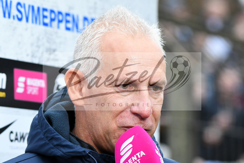 20200201_MEPCHE_0001 | Fußball, Herren: Trainer Christian Neidhart (SV Meppen) im Interview waehrend des Spiels der 3. Liga zwischen SV Meppen und Chemnitzer FC in der Haensch-Arena am 01.02.2020 in Meppen, Deutschland. DFB / DFL REGULATIONS PROHIBIT ANY USE OF PHOTOGRAPHS AS IMAGE SEQUENCES AND/OR QUASI-VIDEO. - Realisiert mit Pictrs.com